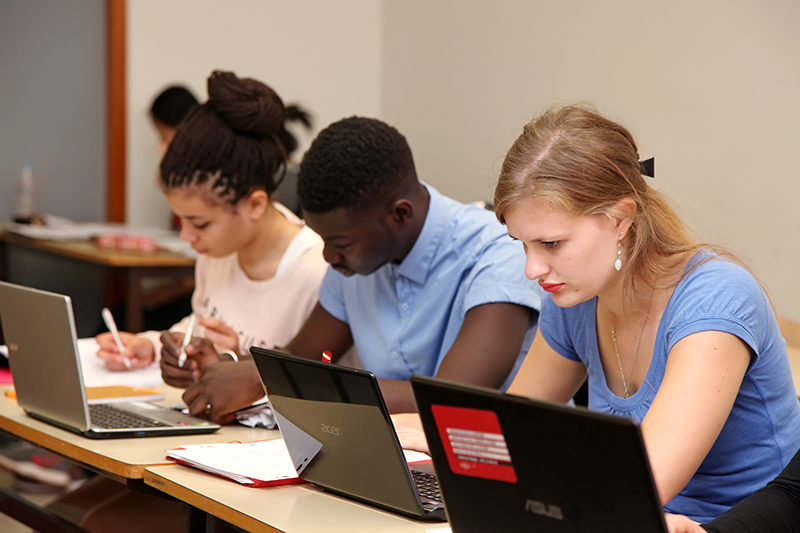 Salle de cours - Etudiants devant leurs ordinateurs Salle de cours - Etudiants devant leurs ordinateurs
