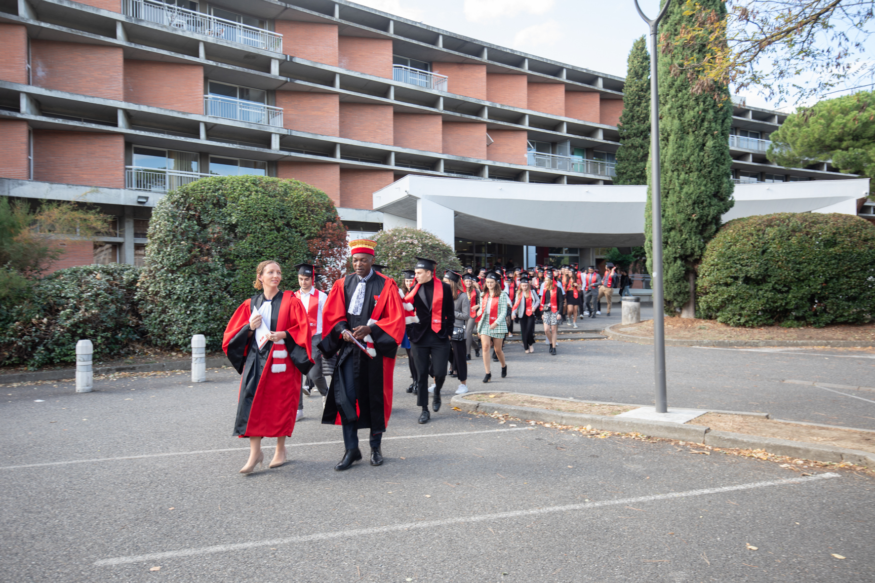 M. Kenfack et Mme Jacquemin accompagnant les lauréats à la cérémonie